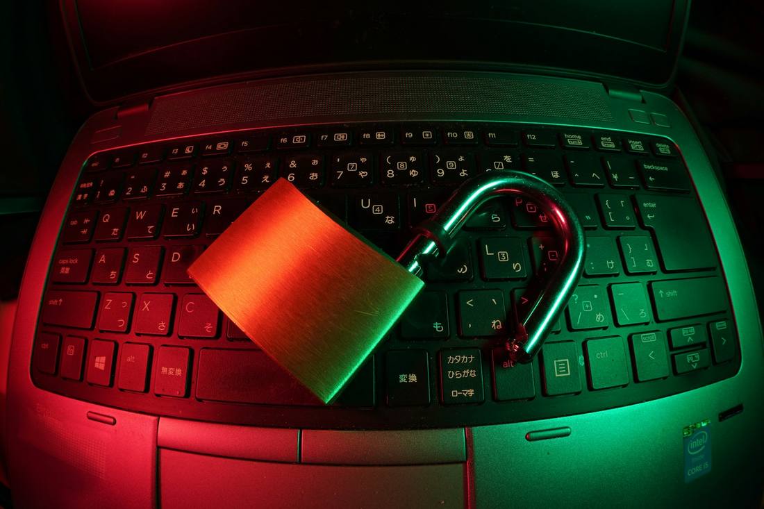 Laptop dan meja kerja untuk menyusun konten
