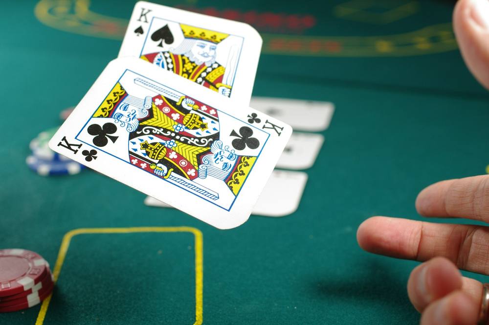 Pemain sedang bermain poker