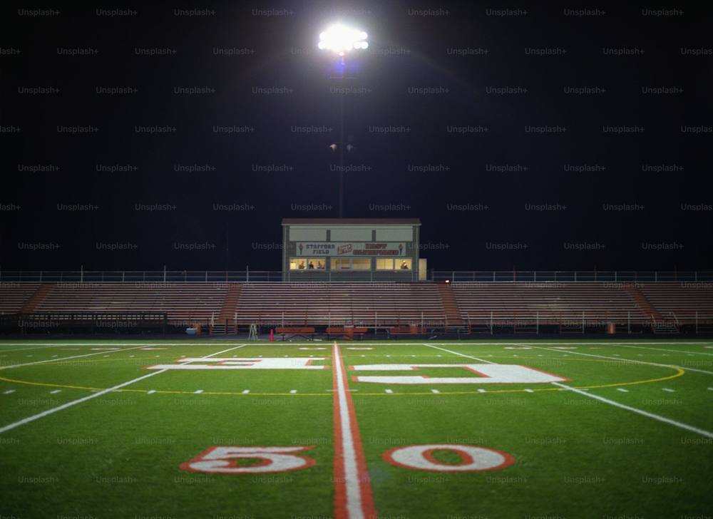 Lapangan olahraga dengan lampu stadion