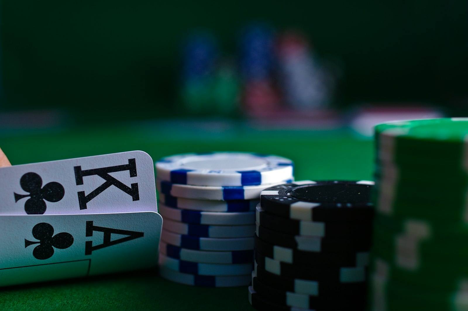 Meja permainan kartu dan tumpukan chip poker